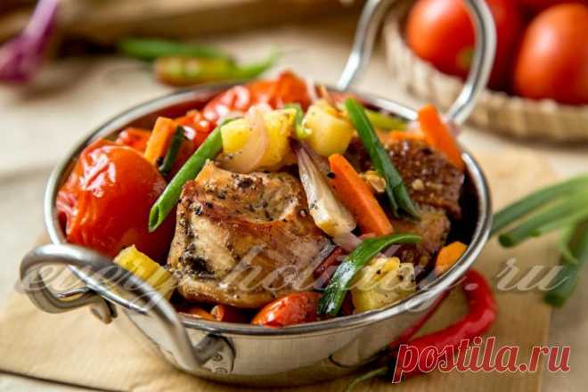 Курица, тушеная с овощами.