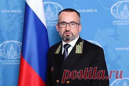 Посол России назвал помощь Канады Киеву нелепой. Посол РФ в Канаде Олег Степанов назвал нелепым очередное объявление Оттавы о помощи Киеву. Он пояснил, что подобное решение кабинета премьер-министра страны Джастина Трюдо, направляющего деньги «на разжигание конфликта и поддержку нелегитимного режима», «смешно на фоне внутренних проблем Канады».