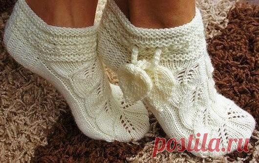 Шикарные носочки-тапочки своими руками 
Поистине шикарные носочки-тапочки, вязаные спицами ажурным узором из листочков.

Набираем 48 петель, распределяем на 4 спицы и вяжем узор:

1 ряд – лицевыми петлями;
2 ряд - изнаночными петлями;
3 ряд – лицевыми петлями;
4 ряд - изнаночными петлями;
5 и 6 ряды вяжем по кругу лицевыми петлями;
7 ряд – лицевыми петлями;
8 ряд - изнаночными петлями;
9 ряд – лицевыми петлями;

10 ряд - изнаночными петлями;
11 и 12 ряды вяжем по кругу лиц...