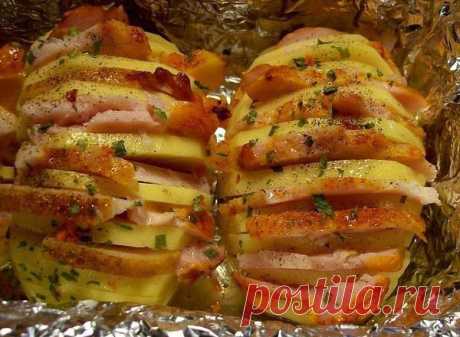 Картошка-гармошка - Эфария Очень вкусно, быстро и просто! Попробуйте, не пожалеете! Картофель очистить, желательно выбрать не очень крупный, вытянутой формы. Сделать надрезы по всей картошечке, не дорезая до конца.СЛЕГКА обмазать солью. В каждый разрез вставить по ломтику бекона, можно чередовать бекон с сыром, ну или бекон с дольками шампиньонов. Сверху поперчить, завернуть в фольгу ( при желании можно в