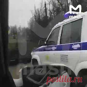 В Твери заметили участвующую в съемках фильма военную технику с флагами Украины. Появление военной техники с флагами Украины в сопровождении машин ДПС на центральных улицах Твери попало на видео. На кадрах видно, как БТР и другая техника с украинской символикой в сопровождении служебных полицейских машин передвигается по улице, проезжая мимо легковых автомобилей.
