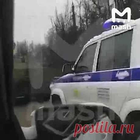 В Твери заметили участвующую в съемках фильма военную технику с флагами Украины. Появление военной техники с флагами Украины в сопровождении машин ДПС на центральных улицах Твери попало на видео. На кадрах видно, как БТР и другая техника с украинской символикой в сопровождении служебных полицейских машин передвигается по улице, проезжая мимо легковых автомобилей.