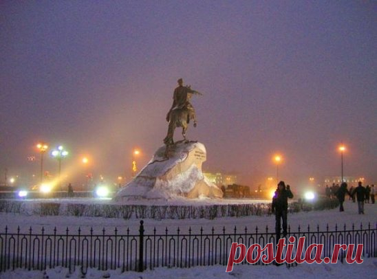 Тихо бродит по городу ночь, сыплет снег и горят фонари... 
Питер - сказочный город на Неве!