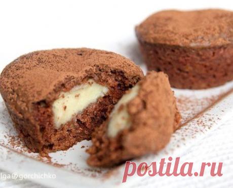 Шоколадные маффины с заварным кремом.