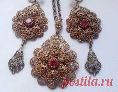 Винтажный комплект с рубинами Работа выполнена с использованием винтажной фурнитуры производства США и Израиля, а также лабораторных рубинов ювелирной огранки.