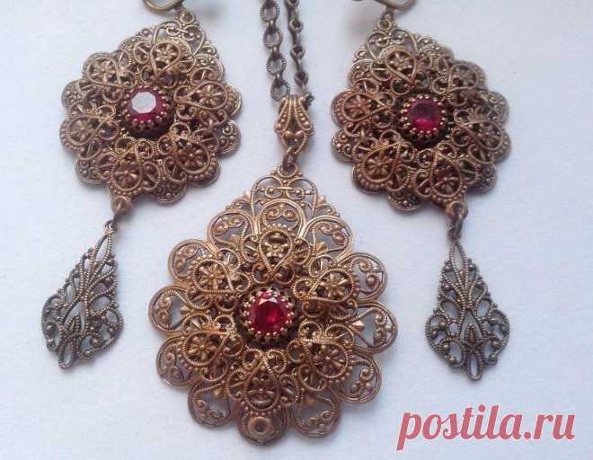 Винтажный комплект с рубинами Работа выполнена с использованием винтажной фурнитуры производства США и Израиля, а также лабораторных рубинов ювелирной огранки.