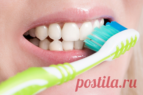 Стоматолог назвала безопасные способы чистить зубы без зубной пасты. Врач-стоматолог, ортопед, хирург-имплантолог Юлиана Романова назвала безопасные способы почистить зубы без зубной пасты. Она предупредила о вреде зубного порошка, который стирает зубы, и предложила пользоваться препаратами на основе кокосового масла, обладающими антисептическим эффектом.