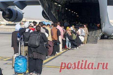 Около 400 человек обратились за помощью в посольство России в Афганистане. 400 человек обратились в посольство России в Кабуле с просьбой о помощи. Речь идет об афганцах, имеющих российское гражданство, сообщил посол Дмитрий Жирнов. «Из-за бардака, который, давайте говорить прямо, произошел по вине американцев внутри Кабульского аэропорта, сейчас никаких обходных путей нет», — сказал он.