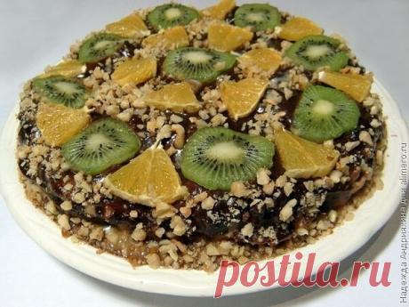 Обалденный торт из пряников 

Ингредиенты: 
Для торта: 
- 500 гр пряников 
- 2 небольших банана 
- 1,5-2 апельсина 
- 1 киви 
- грецкие орехи 

Для крема: 
- 500 гр сметаны 
- 2/3 – 1 стакан сахара 
- 150 гр сливочного масла 

Для глазури: 
- 3 столовые ложки сахара 
- 1-2 столовые ложки молока или сметаны 
- 3 столовые ложки какао 
- 50 гр сливочного масла 

Приготовление: 
1. Пряники разрезаем горизонтально на три части. 
2. Делаем крем. Для этого взбиваем сахар с размяг...