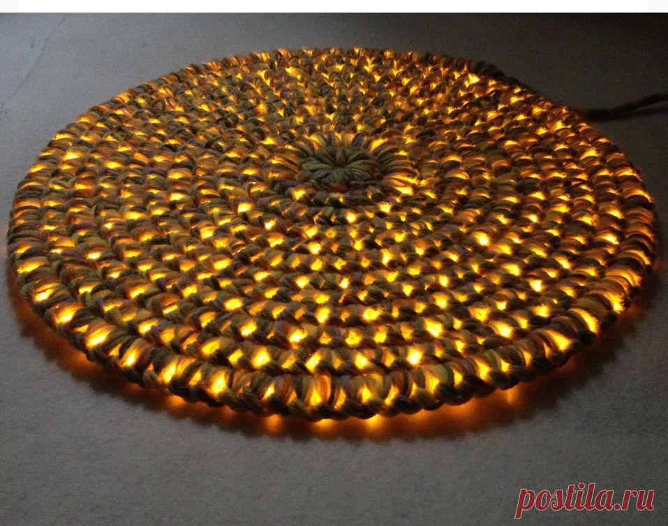 Необычный светящийся коврик своими руками Каждому из нас по той или иной причине иногда приходится вставать по ночам, то надо на кухню или в туалет, у кого-то маленький ребенок, да и мало ли других всевозможных обстоятельств.