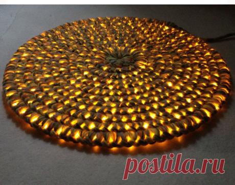 Необычный светящийся коврик своими руками Каждому из нас по той или иной причине иногда приходится вставать по ночам, то надо на кухню или в туалет, у кого-то маленький ребенок, да и мало ли других всевозможных обстоятельств.