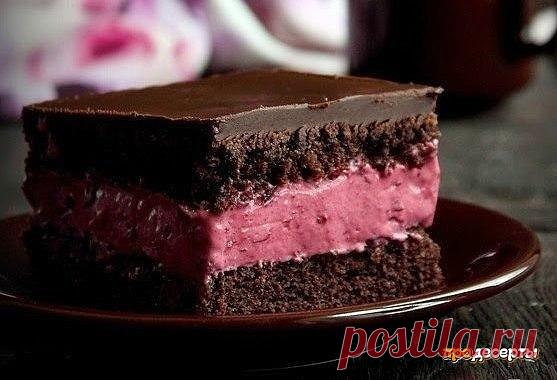 Шоколадно-смородиновый торт

Ингредиенты: 

Для теста: 

175 гр. мягкого сливочного масла, 
175 гр. мелкого сахара, 
3 больших яйца, комнатной температуры, 
175 гр. пшеничной муки, 
2 столовые ложки с горкой какао, 
1 чайная ложка порошка для выпечки. 

Крем: 
250 гр. сливочного сыра (например Маскарпоне), 
150 мл. сливок 33%, 
300 гр. черной смородины (сделать пюре), 
сахарная пудра по вкусу, 
2 чайной ложки с горкой желатина. 

Глазурь: 
200 гр. темного шоколада, 
2 стол...