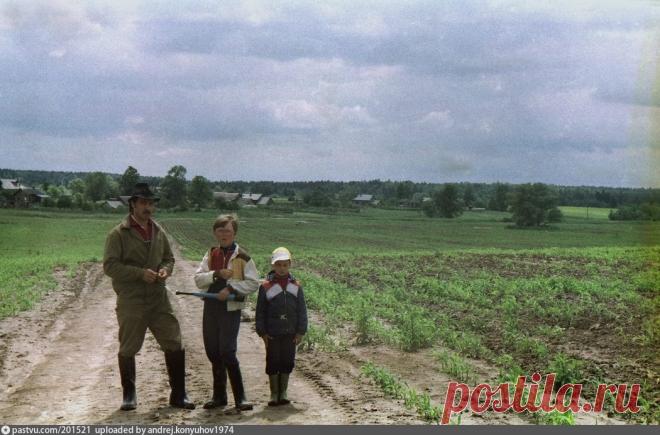На фоне дер. Андрианково - Фотографии прошлого