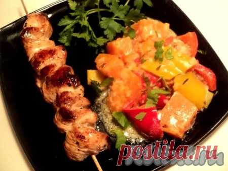 Куриные грудки на шпажках - 5 пошаговых фото в рецепте Куриные грудки на шпажках - блюдо быстрого приготовления. Если заранее замариновать грудки, то в течение получаса можно приготовить ужин. Вкусно и смотрится красиво! Ингредиенты