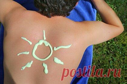 Россиян предупредили о смертельно опасном новом тренде. Дерматолог, косметолог Станислав Арканников предупредил о смертельной опасности нового тренда — «солнечных татуировок», которые представляют собой чередование загорелых и светлых участков кожи. Чтобы сделать их, нужно загорать в период активного солнца, а это может обернуться последствиями вплоть до рака кожи.