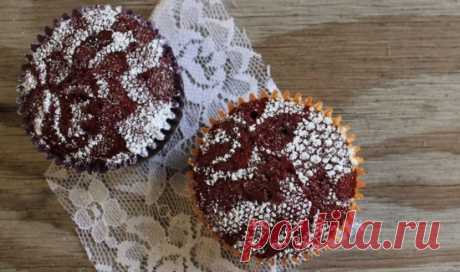 Как просто украсить кексы Если нет времени на украшение любимой выпечки, вы можете придать ей оригинальный внешний вид при помощи всего лишь… сахарной пудры либо какао.