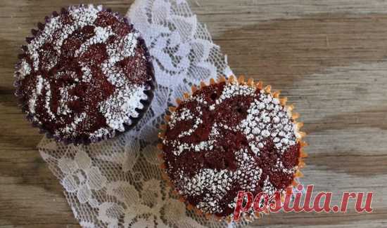 Как просто украсить кексы Если нет времени на украшение любимой выпечки, вы можете придать ей оригинальный внешний вид при помощи всего лишь… сахарной пудры либо какао.