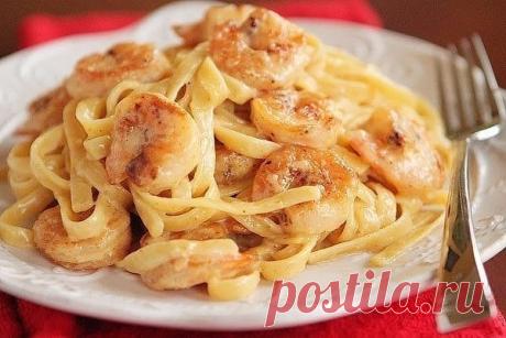 ЛЮБИМАЯ ПАСТА С КРЕВЕТКАМИ
ИНГРЕДИЕНТЫ:
● 120 г феттучини 
● 300 г сырых креветок, очищенных, без хвостов 
● 1 чайная ложка соли 
● 1 чайная ложка свежемолотого перца 
● 2 столовые ложки муки 
● 1 столовая ложка оливкового масла 
● 1 столовая ложка сливочного масла 
● 1 1/4 чашки куриного бульона 
● 1/2 стакана взбитых сливок 
● приправа по вкусу
ПРИГОТОВЛЕНИЕ:
1. Приготовьте пасту по инструкции на упаковке. 
2. Посыпьте креветки солью и перцем и перемешайте. Добавьте 1 ст...