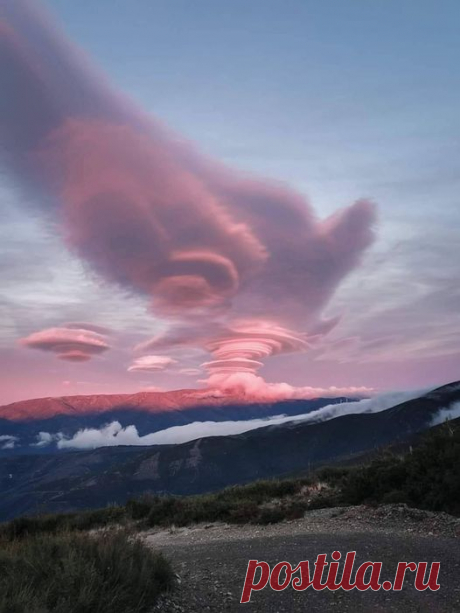 22 de dezembro às 22:06  · 
Nuvens lenticulares simplesmente brutais captadas hoje na Serra da Estrela. 😮😳😍
22.12.2020