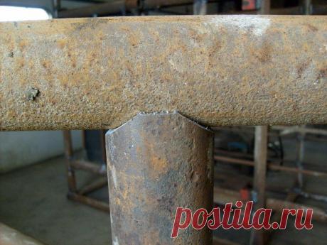 Как сделать качественное седло трубы для врезки под углом Как сделать идеальное седло для трубы при помощи ленточной пилы или ножовки Сегодня я расскажу, как делать практически идеальное седло при необходимости соединения труб под прямым углом. На самом деле, технология очень проста и не требует особых навыков и инструментов, все что нужно – это ленточная