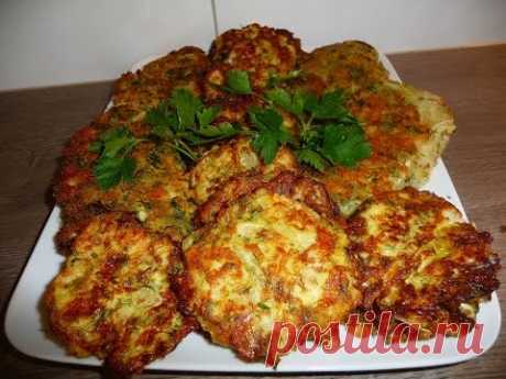 Жаренная молодая капуста с сырной корочкой и капустные оладушки