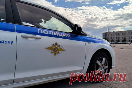 Изнасиловавшего и привязавшего подростка к перилам 21 год назад россиянина нашли. В Санкт-Петербурге установили личность мужчины, который 21 год назад изнасиловал и бросил связанной 14-летнюю девочку. По версии следствия, насильником оказался Максим Морозов, известный как маньяк Сумочник. В сентябре 2002 года он напал на подростка в подъезде и, угрожая ножом, отвел на пожарную лестницу.