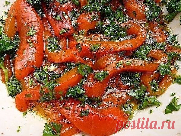 Перец болгарский с чесноком на зиму 
 
Чтобы приготовить перец болгарский с чесноком на зиму, вам понадобится: 
 
перец болгарский – 3 кг 
чеснок – 3 головки 
укроп свежий – 1 пучок 
для маринада: 
масло подсолнечное – 250 мл 
уксус – 500 мл 
сахар – 1 ст. 
соль – 3 ст. л. 
 
Как приготовить перец болгарский с чесноком на зиму: 
 
1. Болгарский перец хорошо вымыть под проточной водой, обсушить, очистить от плодоножек и семян, нарезать полосками или крупными кусочками. Для ...
