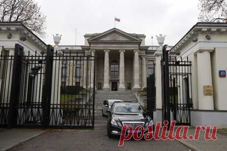 Высылку 45 российских дипломатов из Польши назвали признанием качества их работы. Решение польских властей о высылке 45 российских дипломатов из Польши — это признание их заслуг и высокого качества их работы, считает посол России в Варшаве Сергей Андреев. Он также назвал плотным контроль работы дипломатов со стороны польских властей и признал, что россияне жили в «недоброжелательной атмосфере».