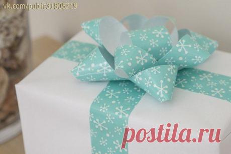 Объёмный бант для упаковки подарка.