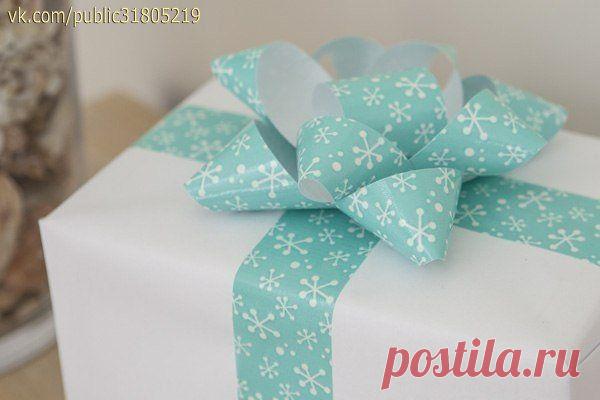 Объёмный бант для упаковки подарка.