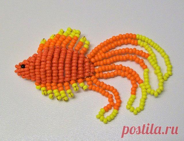 Рыбки, раки и морские звезды из бисера, схемы плетения, мастер класс Хотите иметь дома золотую рыбку, да еще такую, за которой не надо ухаживать? Берите быстрее бисер! Будем плести морских обитателей, исполняющих желания.