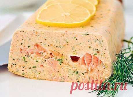 Мусс из лосося | ВКУСНО ПОЕДИМ!

Ингредиенты:
* 500 г замороженного лосося
* 2 яйца 
* 70 мл жирных сливок
* соль
* белый перец
* молотый мускатный орех
* 1 ст. л. сливочного масла
* 50 г свежего укропа
* 1 лимон
