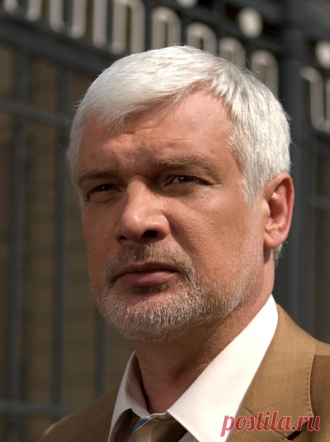 Седой актер голливуда. Актер седин. Орвилл тед дэнсон. Лесли нильсен 2010. Малкольм макдауэлл.