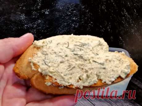 Самая вкусная намазка на хлеб за 3 минуты! И к празднику и на каждый день! Пальчики оближешь!  Ингредиенты:
- 1 банка красной фасоли
- 200 гр отварной говядины (берем нежирный кусочек весом грамм 300, отвариваем в подсоленной воде час-полтора)
- 1 средняя красная луковица
- 1 красный болгарский перец
- половинка острого перца
- 2-3 зубчика чеснока
- 50 гр грецких орехов
- средний пучок кинзы
Для заправки:
-5 столовых ложек оливкового масла
-3-4 дольки раздавленного чеснока
-2/3 стакана измельч…