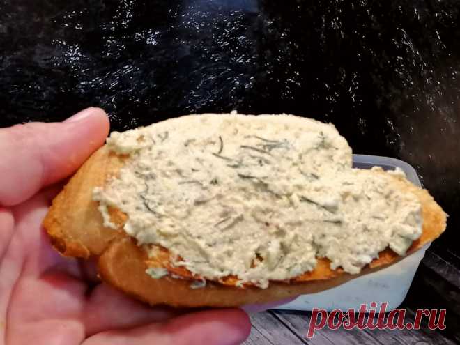 Самая вкусная намазка на хлеб за 3 минуты! И к празднику и на каждый день! Пальчики оближешь!  Ингредиенты:
- 1 банка красной фасоли
- 200 гр отварной говядины (берем нежирный кусочек весом грамм 300, отвариваем в подсоленной воде час-полтора)
- 1 средняя красная луковица
- 1 красный болгарский перец
- половинка острого перца
- 2-3 зубчика чеснока
- 50 гр грецких орехов
- средний пучок кинзы
Для заправки:
-5 столовых ложек оливкового масла
-3-4 дольки раздавленного чеснока
-2/3 стакана измельч…