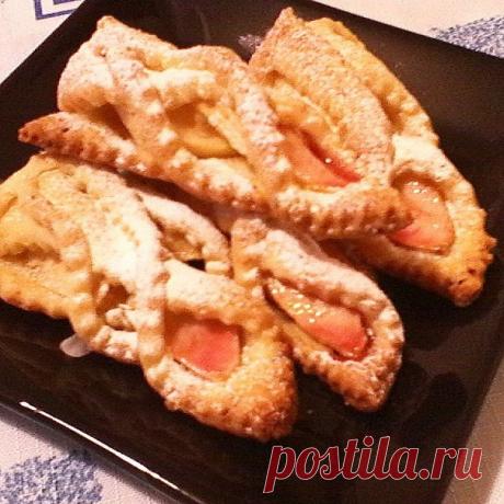 Сметанные слойки с яблоком

Ингредиенты:
Тесто:
Мука-250г.
Масло слив.-150г.
Сметана-75г.
Сахар-2 ст.л.
Желток-1 шт.
Разрыхлитель-1ч.л

Начинка:
Яблоки 4-5шт( лучше красных сортов)
Масло слив.-30г.
Сахар-1-2 ст.л
Сухари панировочные-1-2 ст.л

Приготовление:
Смешать муку , разрыхлитель, сахар. Мягкое масло смешать со сметаной и желтком. Соединить обе смеси, долго не месть, скатать в шар и в холодильник.
Для начинки: яблоки порезать кусочками, немного прогреть с маслом на ск...