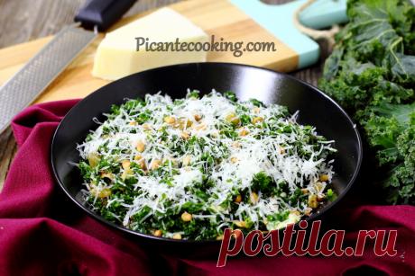 Салат з капусти кале з родзинками та сиром Вітамінний салат з кучерявої листової капусти кале з родзинками, кедровими горішками та сиром. Можна сказати, справжній фітнес-рецепт.