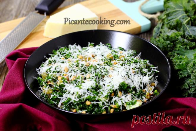 Салат з капусти кале з родзинками та сиром Вітамінний салат з кучерявої листової капусти кале з родзинками, кедровими горішками та сиром. Можна сказати, справжній фітнес-рецепт.