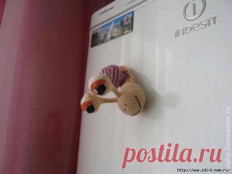 Вязаная улитка-магнит на холодильник