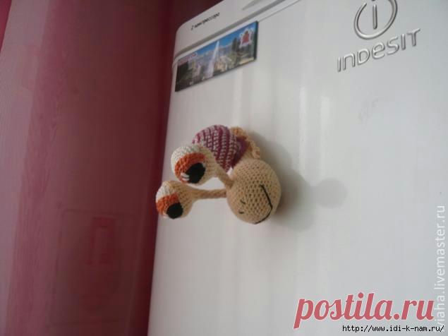 Вязаная улитка-магнит на холодильник