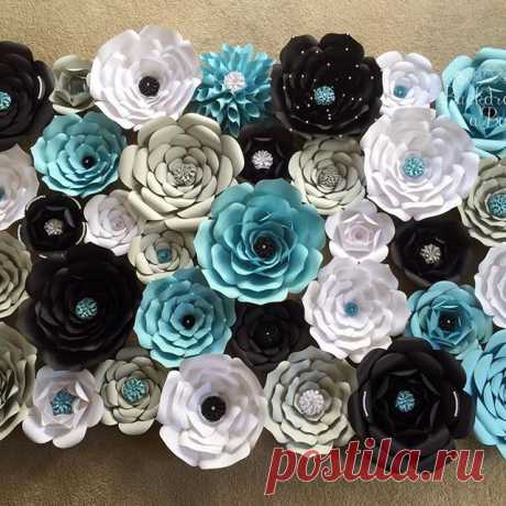 HERE SHE IS 4x8 paper flower backdrop I made for @storybook_bliss BREAKFAST AT TIFFANY'S HOLIDAY PHOTOSHOOT 😍 I'm so excited I got to free style this backdrop and I'm so excited to see it shine 🙌🏻 #paperflowers #paperflower #paperflowerwall #backdropinabox #putinwork #4x8 #diy #nevergiveup #success #supermom #artist #handmade #breakfastattiffanys #style #partydecor #events