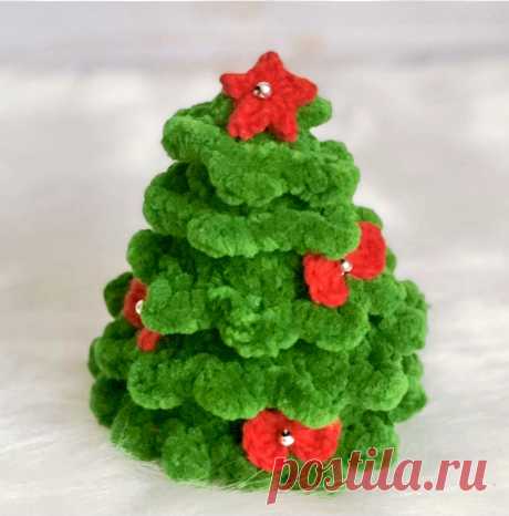 PDF Плюшевая Ёлочка крючком. FREE crochet pattern; Аmigurumi toy patterns. Амигуруми схемы и описания на русском. Вязаные игрушки и поделки своими руками #amimore - новогодняя ёлка из плюшевой пряжи, плюшевая ёлочка к Новому году, маленькая елка, елочка.