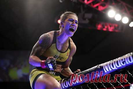 Бывшая чемпионка UFC рассказала о доходах с OnlyFans. Бразильская девушка-боец смешанного стиля (MMA) Джессика Андраде поделилась мнением о заработке в OnlyFans. «Я даже не трогала деньги, которые получила за последний бой. При этом плачу по счетам в Бразилии, помогаю родственникам за счет того, что заработала на OnlyFans», — рассказала бывшая чемпионка UFC.