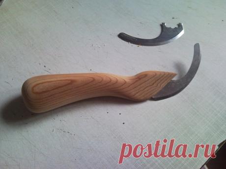 Ножички - продолжение
Бюджетный вариант своими руками нож от измельчителя (у меня германский немецкие лезвия это просто бомба) убираем пластик получается 2 лезвия с разносторонней заточкой ручка у меня сосна вырезана тем же лезвием