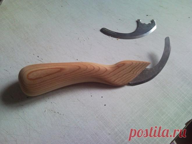 Ножички - продолжение
Бюджетный вариант своими руками нож от измельчителя (у меня германский немецкие лезвия это просто бомба) убираем пластик получается 2 лезвия с разносторонней заточкой ручка у меня сосна вырезана тем же лезвием