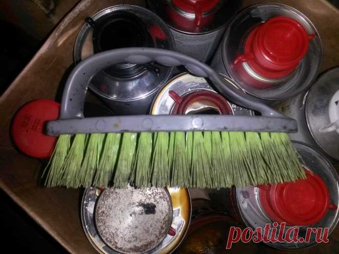 Антикор VW Polo Sedan. Часть 2. Блог пользователя Docent86 на DRIVE2. Прожолжим!

Начну с небольшого совета.
Для очистки днища и колёсных арок от грязи и пыли пользуюсь такой штукой.



Достаточно жёсткая для вычистки всякой гадости и достаточно мягкая что бы не повредить заводское покрытие.

Т.к. днище местами было обработано заводским воскоподобным антикором то приш…