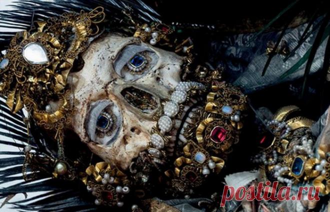 10 причудливых объектов, которые были сделаны из человеческих черепов | Чёрт побери Святой Валерий в Вейарне. Когда-то в них рождались гениальные (или не очень идеи), витали романтические мысли и кипел возмущённый разум, а сегодня это всего лишь жуткие, безжизненные черепа. И, казалось бы, кому могла бы прийти в голову идея использовать их каким-то образом. Но оказывается креативщиков на грани фола достаточно.  1. «Третий глаз» Уэйна Белгера Человеческий череп. «Третий гла...