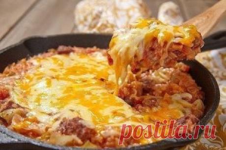 ТОП-5 запеканок.
Запеканка с мясным фаршем и картофелем
Ингредиенты:
Говяжий фарш — 500 г
Картофель — 1 кг
Яйцо — 1 шт.
Молоко — 250 мл
Сливочное масло — 100 г
Лук репчатый — 1шт.
Сыр — 50 г
Соль, перец — по вкусу
Приготовление:
1. Почистить и отварить картофель в подсоленной воде. Слить воду, добавить 50 г сливочного масла и растереть в пюре.
2. Подогреть молоко и добавить в пюре. Размешать до получения однородной массы.
3. Почистить и мелко нарезать лук. Обжарить до золотистого цвета на с