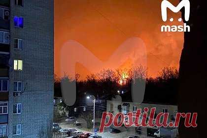 На российском пороховом заводе произошел пожар. Мощный пожар произошел на пороховом заводе в Котовске Тамбовской области. Возгорание возникло около полуночи субботы, 11 ноября. Местные жители рассказали, что перед этим слышали взрыв. Спустя полтора часа пожар удалось потушить. Площадь возгорания составила 300 метров. Причины инцидента уточняются.