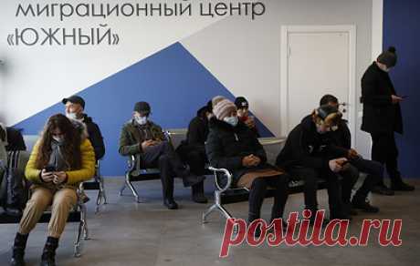 Эксперт: число работающих в России мигрантов оказалось самым низким за последние годы. По словам ведущего научного сотрудника Института социального анализа и прогнозирования РАНХиГС Юлии Флоринской, в настоящее время большинство трудовых мигрантов предпочитают легализовать свое положение в РФ